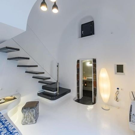 Santorini Traditional Apt With Private Hot Tub Apartment Fira  Bagian luar foto