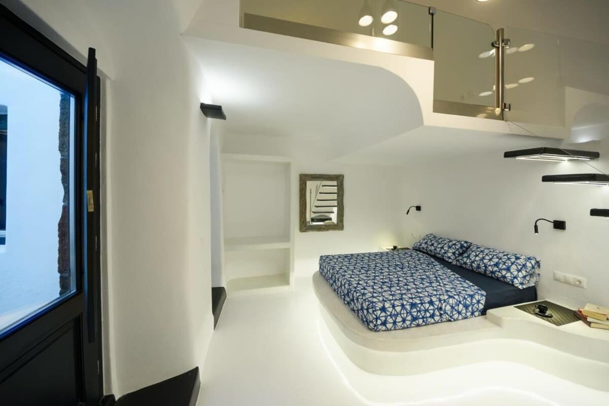 Santorini Traditional Apt With Private Hot Tub Apartment Fira  Bagian luar foto