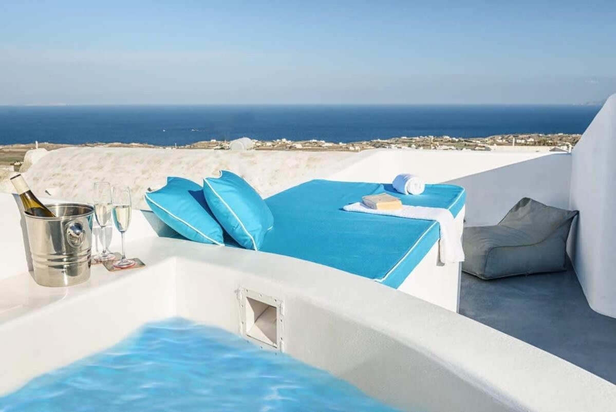 Santorini Traditional Apt With Private Hot Tub Apartment Fira  Bagian luar foto