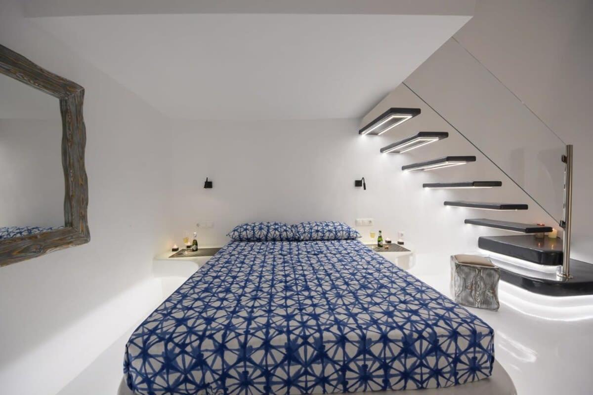 Santorini Traditional Apt With Private Hot Tub Apartment Fira  Bagian luar foto
