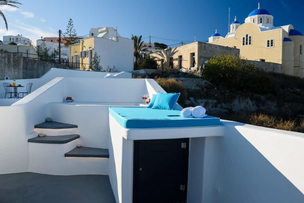 Santorini Traditional Apt With Private Hot Tub Apartment Fira  Bagian luar foto