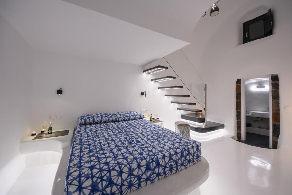 Santorini Traditional Apt With Private Hot Tub Apartment Fira  Bagian luar foto