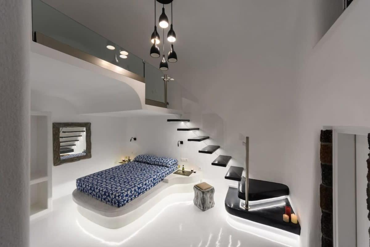 Santorini Traditional Apt With Private Hot Tub Apartment Fira  Bagian luar foto