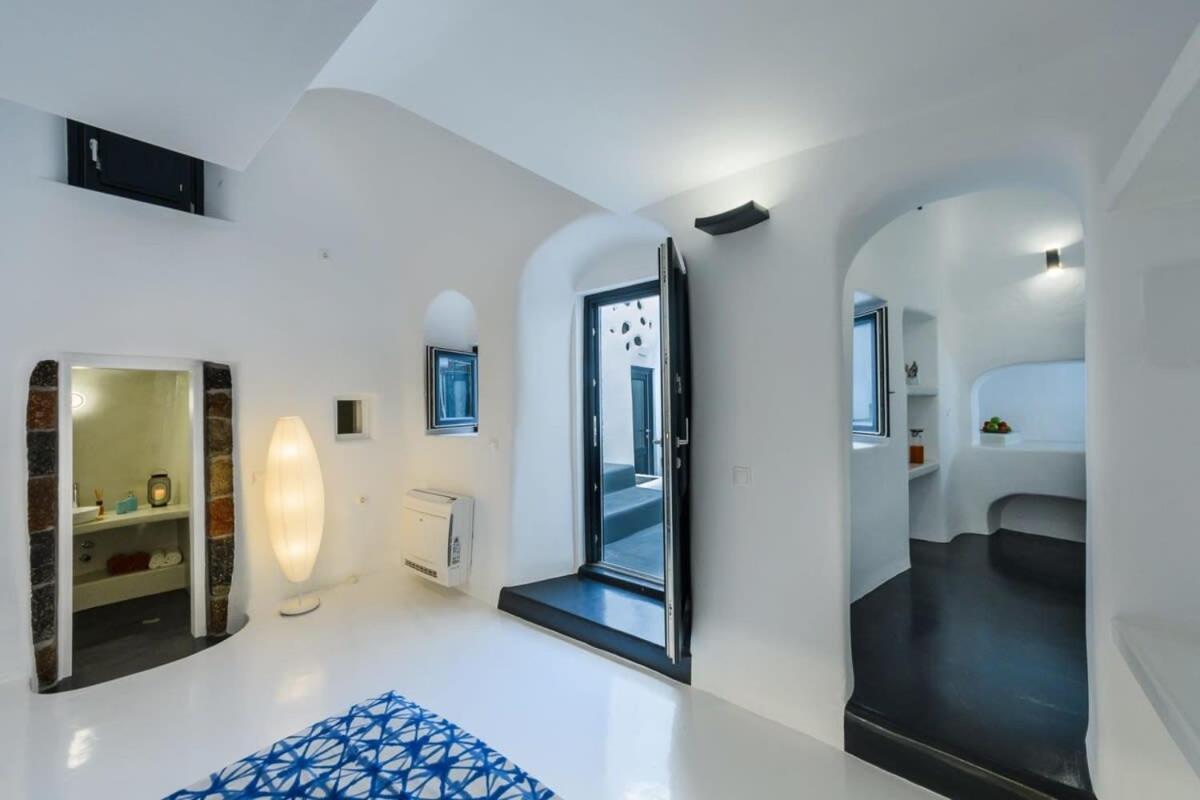Santorini Traditional Apt With Private Hot Tub Apartment Fira  Bagian luar foto