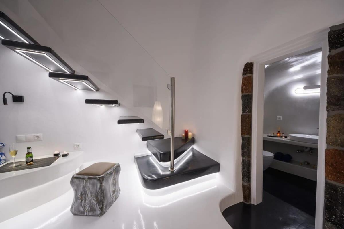 Santorini Traditional Apt With Private Hot Tub Apartment Fira  Bagian luar foto