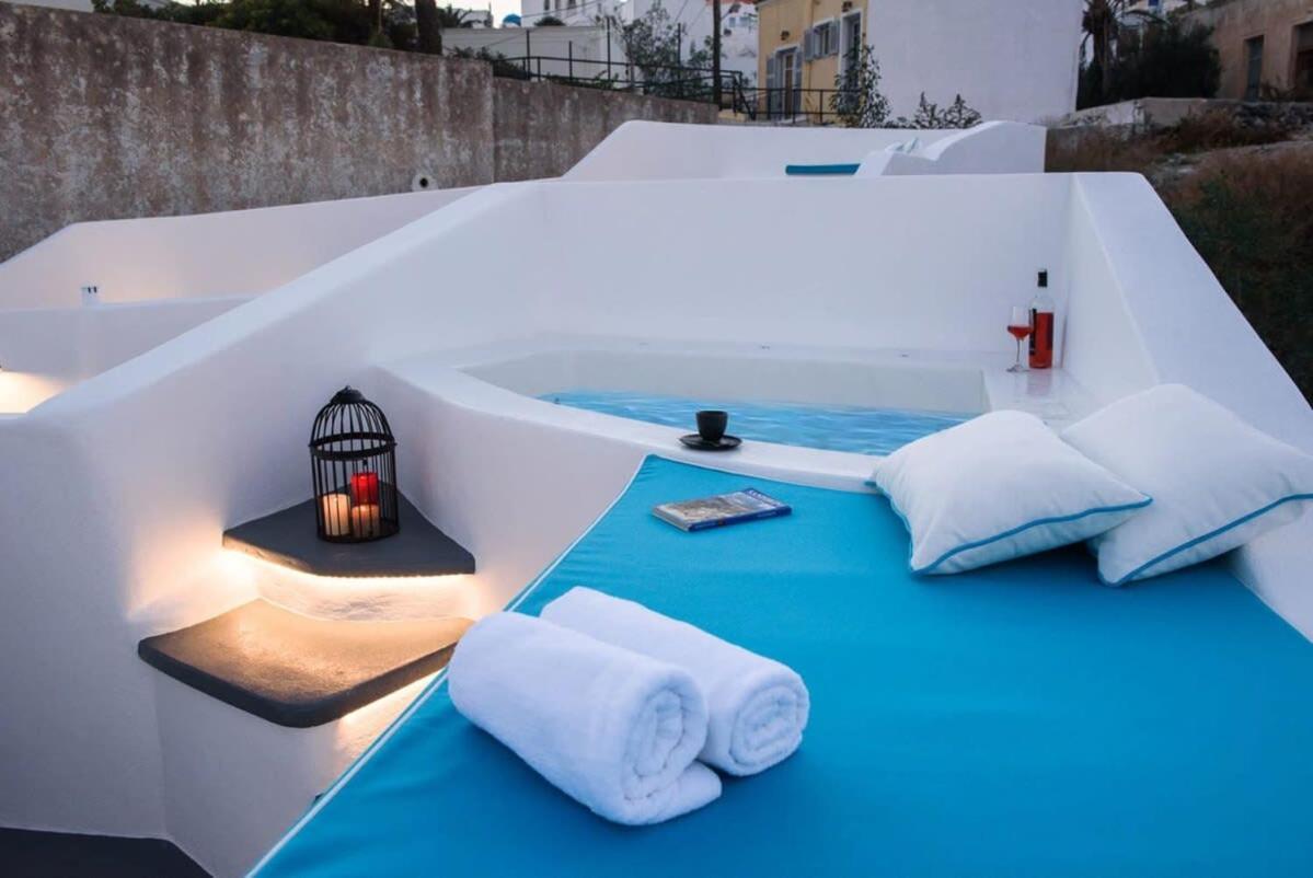 Santorini Traditional Apt With Private Hot Tub Apartment Fira  Bagian luar foto