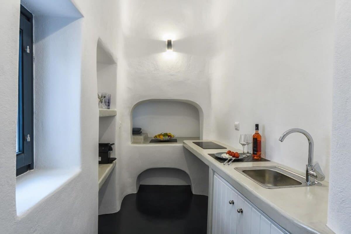 Santorini Traditional Apt With Private Hot Tub Apartment Fira  Bagian luar foto