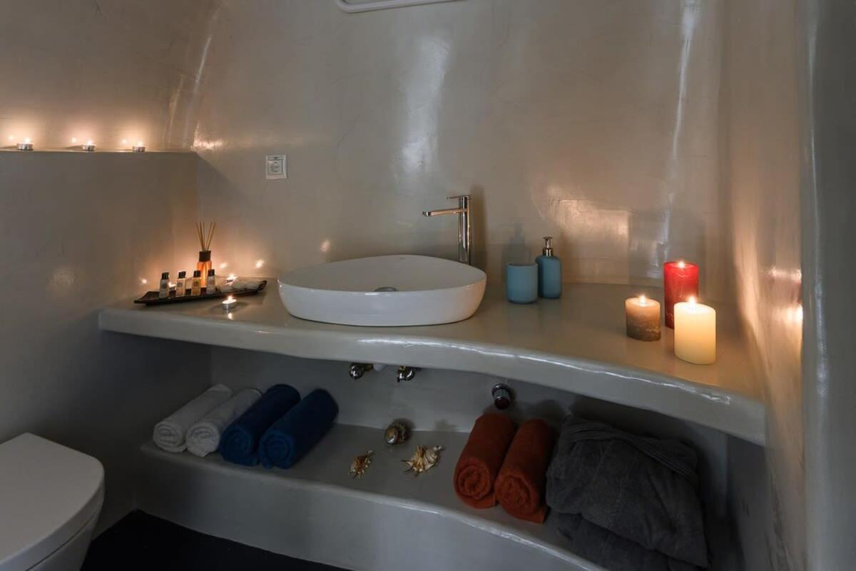 Santorini Traditional Apt With Private Hot Tub Apartment Fira  Bagian luar foto