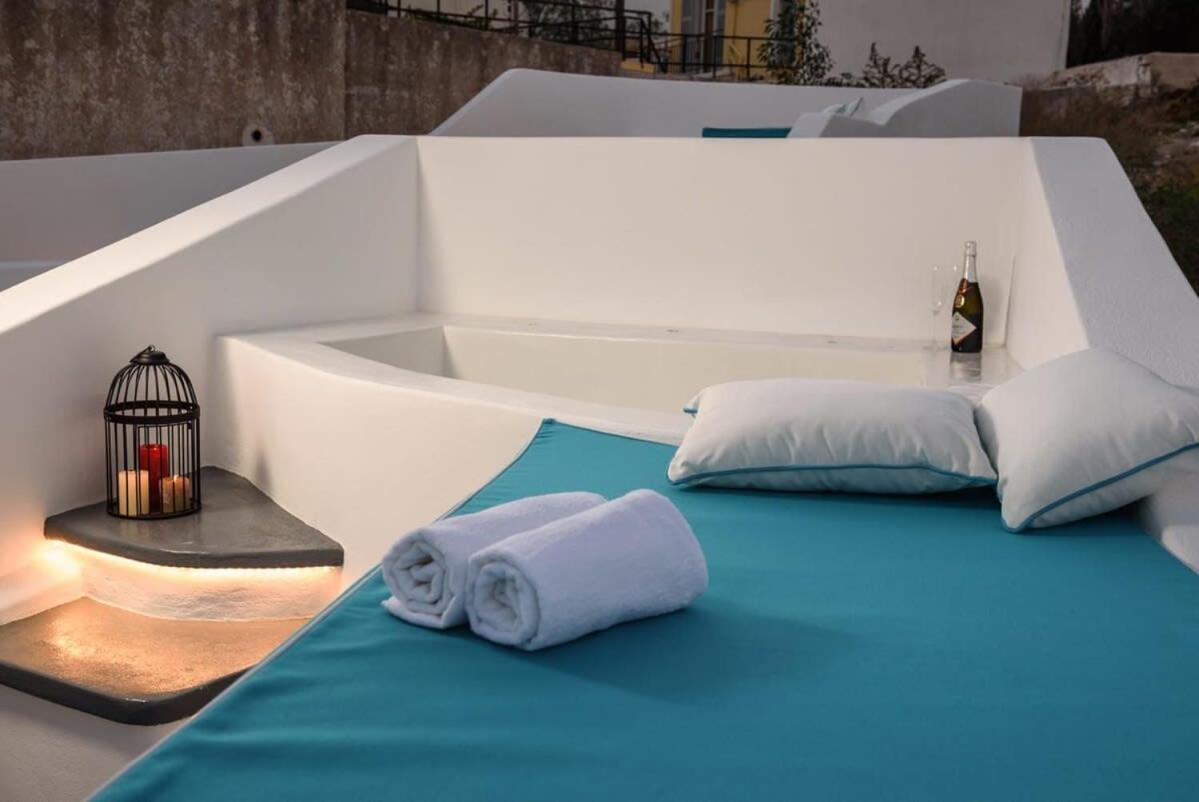 Santorini Traditional Apt With Private Hot Tub Apartment Fira  Bagian luar foto