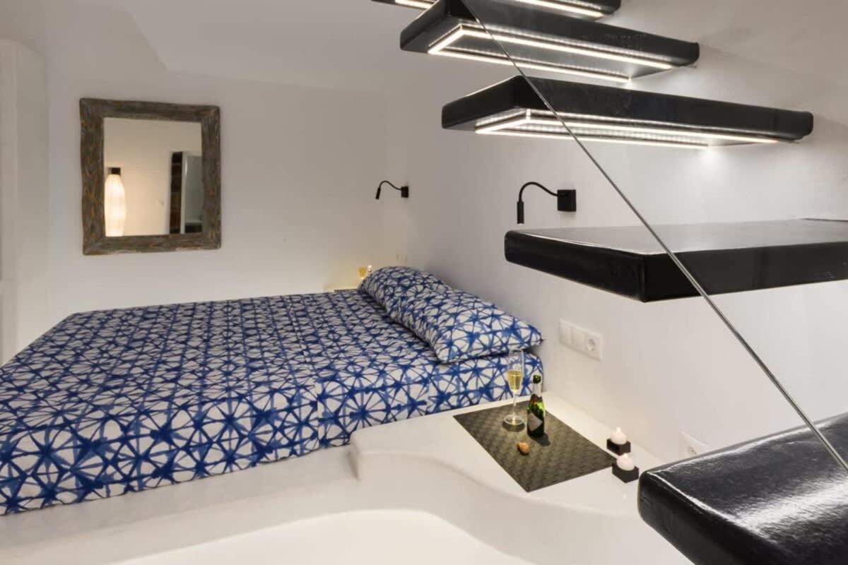 Santorini Traditional Apt With Private Hot Tub Apartment Fira  Bagian luar foto
