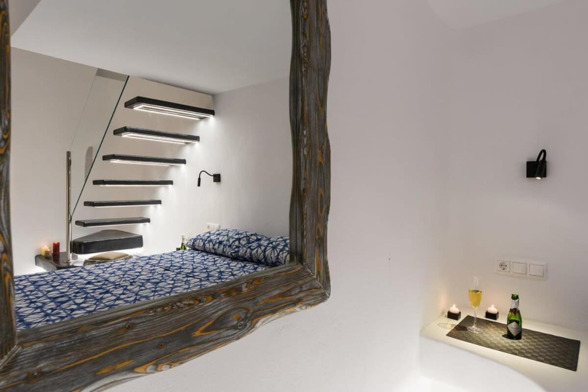 Santorini Traditional Apt With Private Hot Tub Apartment Fira  Bagian luar foto
