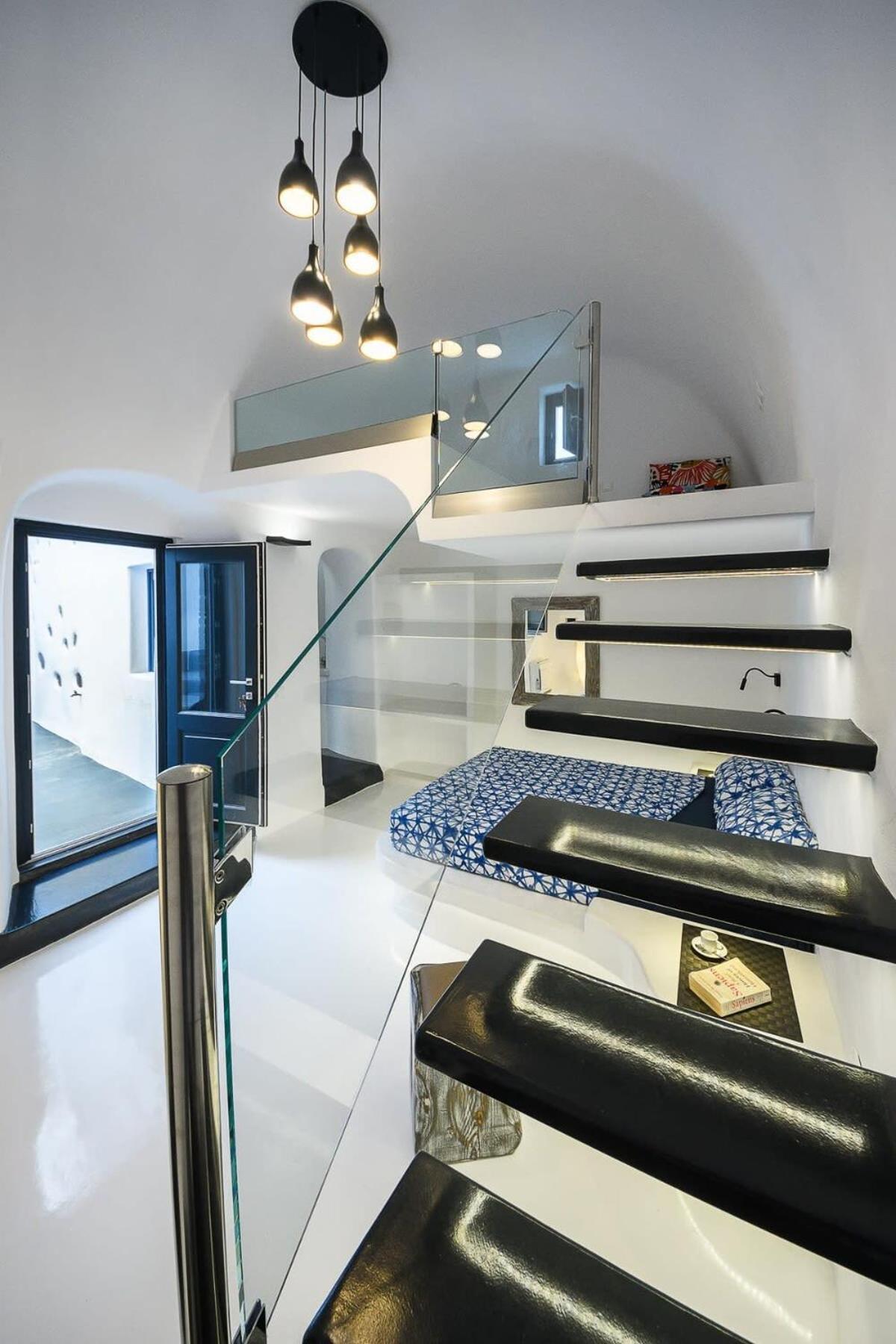 Santorini Traditional Apt With Private Hot Tub Apartment Fira  Bagian luar foto