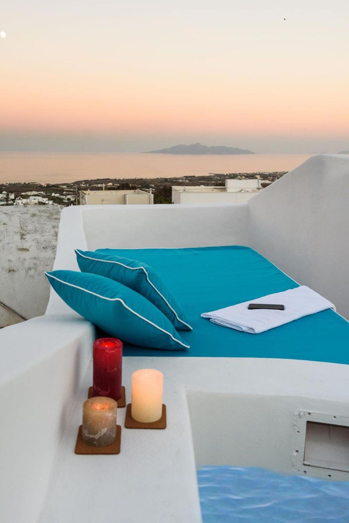 Santorini Traditional Apt With Private Hot Tub Apartment Fira  Bagian luar foto