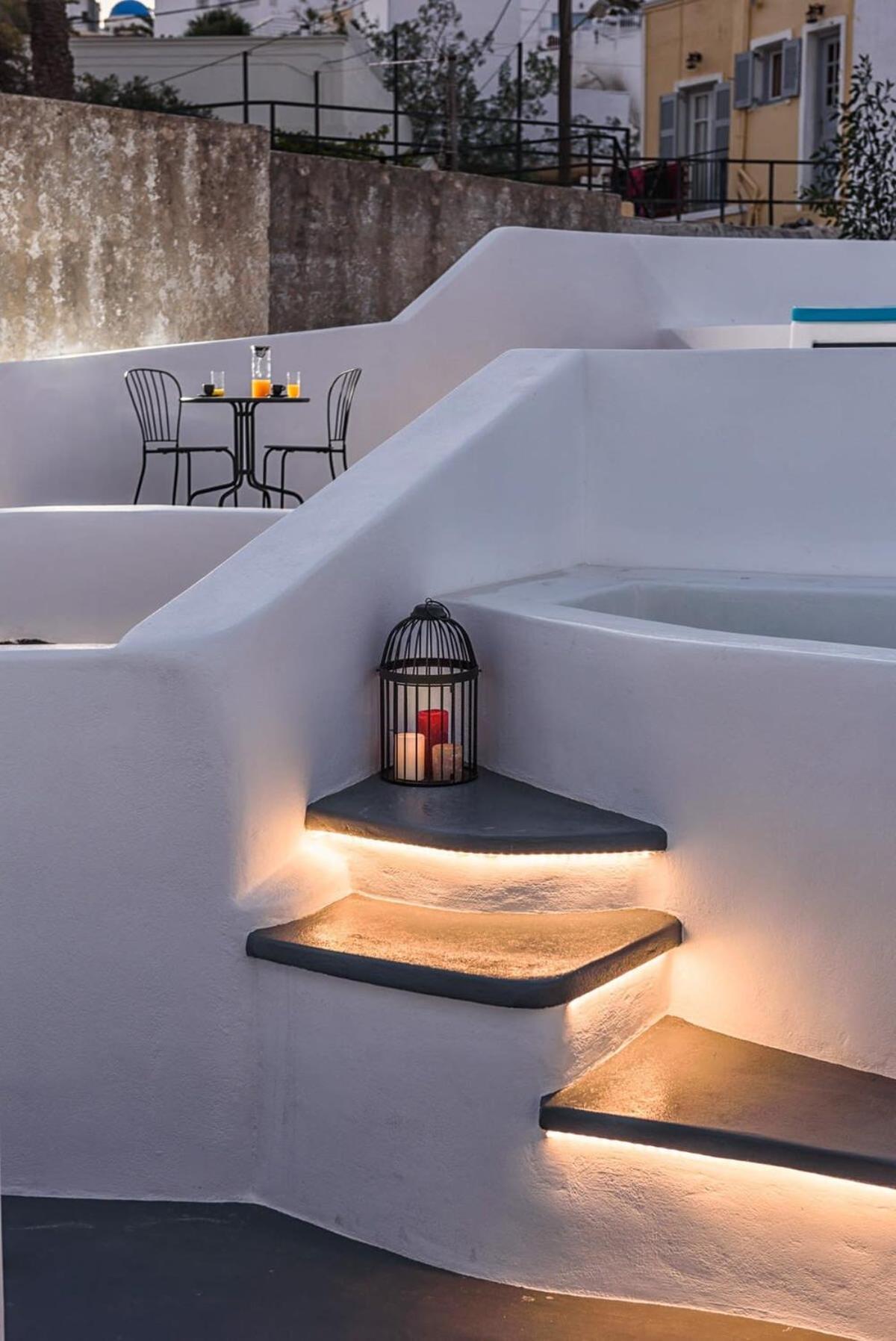 Santorini Traditional Apt With Private Hot Tub Apartment Fira  Bagian luar foto